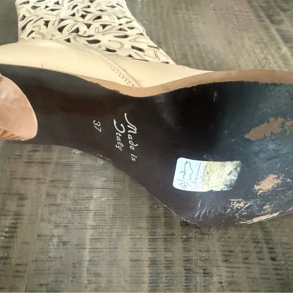 Made in Italy Unique Cutout Boot - Creme - Picture 6 of 6